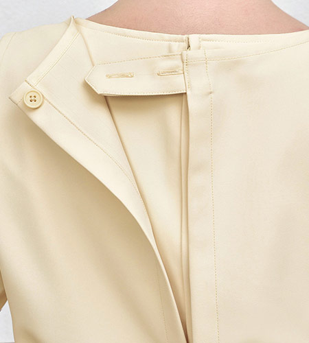 サイズ調整できる後ろのボタン画像