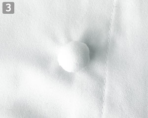 ウィングカラーコックコートのポイント③くるみボタン