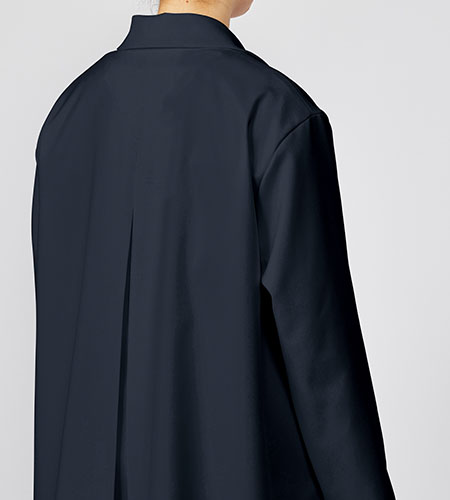 プリーツのデザインで動きやすく