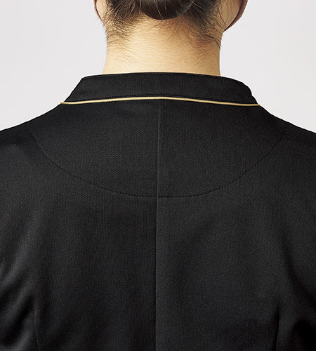 ラインデザインのある首元