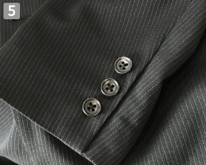 ニットジャケットのポイント⑤袖口ボタン