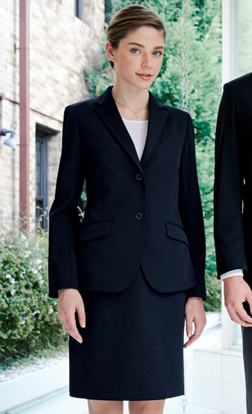 ニット素材で動きやすいコーディネート