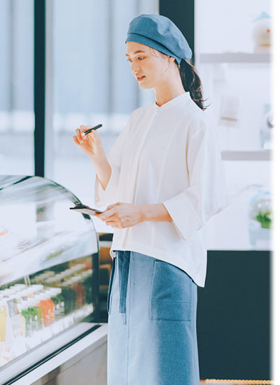 ショート丈オーバーブラウス[女性用](32-24245) | 株式会社