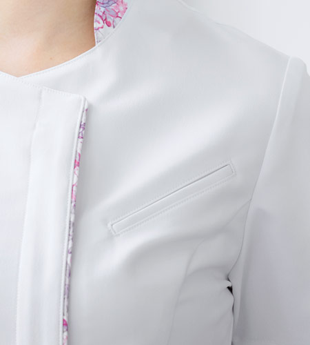 斜めの胸ポケットの画像