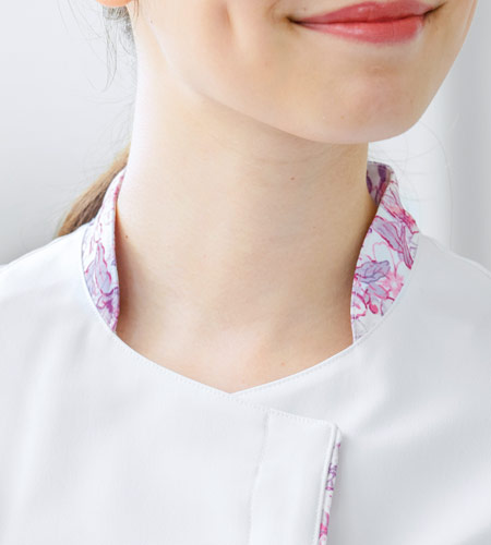 すっきりした襟もとの画像