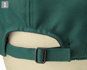 かぶりごこちを調整できる後ろベルト付き