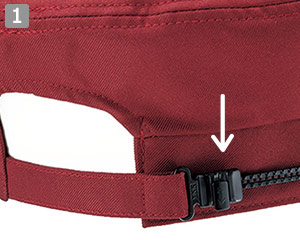 かぶりごこちを調整できる後ろベルト付き