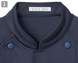 ニットコックシャツのポイント①ドットボタンの襟元