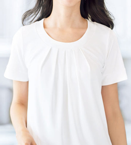 可憐な胸元のタック