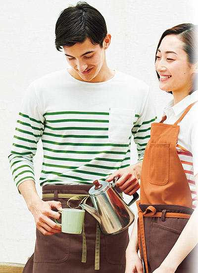 現場の声を取り入れた機能性をもつ、こだわりの七分袖カットソー。ボーダー柄がカジュアル感を演出。