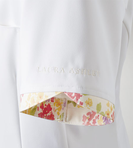 ロゴ刺繍入りで花びらの様な袖口のイメージ図