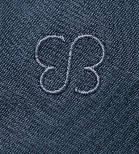 ukaロゴ刺繍入り