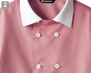 コックシャツのポイント②二つ並んだ白ボタン