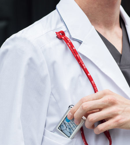 機能的な携帯電話ポケットと肩ループのイメージ図