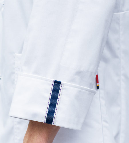 折り返して着られる袖デザインの画像