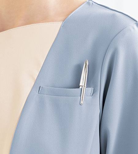 ペンを挿したり名札を付けられる左胸ポケット