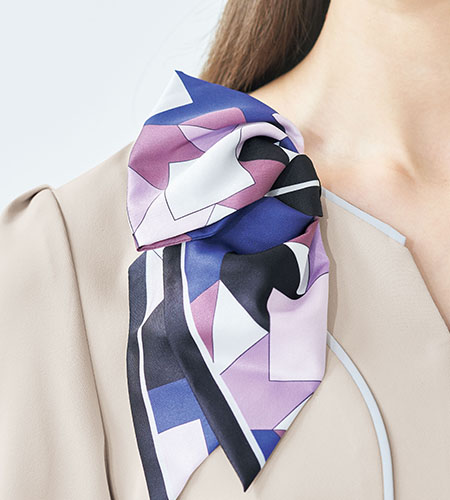 スカーフのクリップが挿せるポケット。