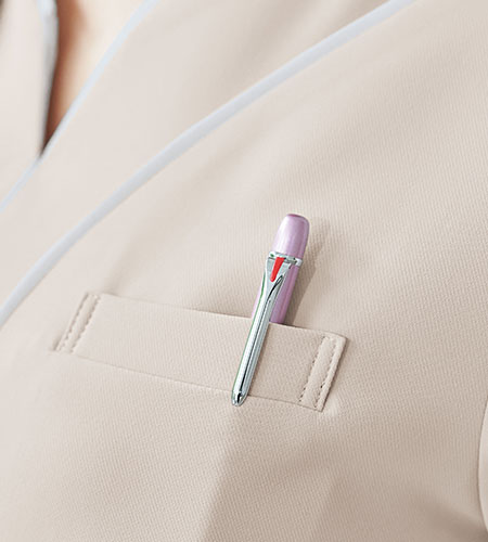 ペンを挿したり名札を付けられる左胸ポケット