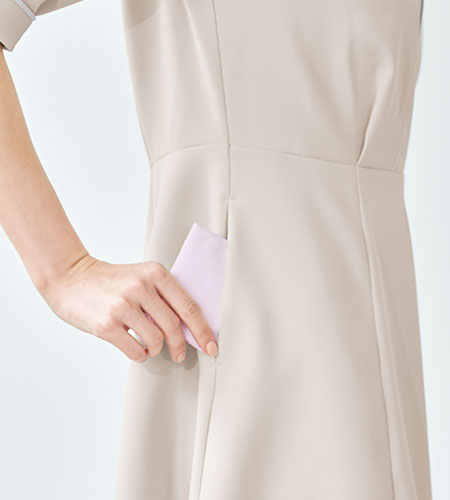 左右にポケット付き。