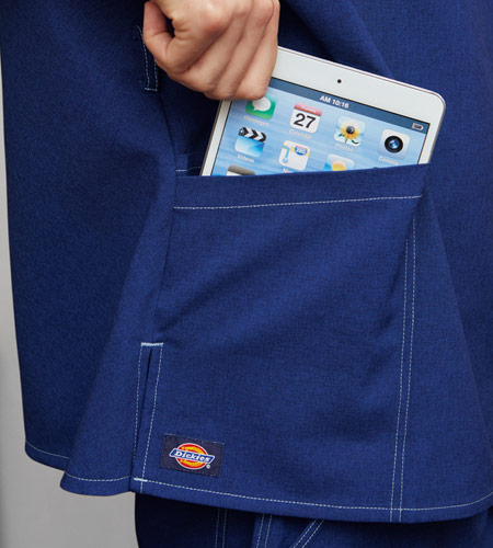 タブレットも入るポケットの画像