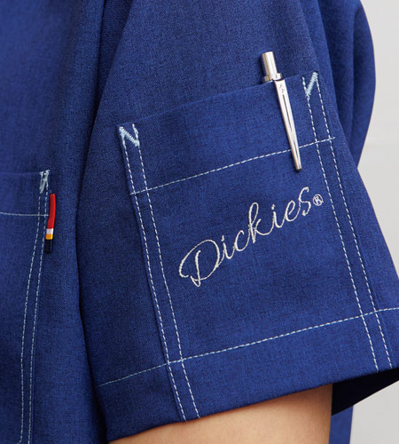 左袖にもさり気なくロゴ