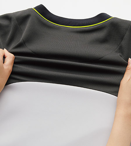 背面と袖はニット素材