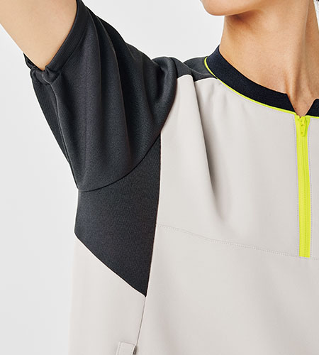 脇が覗かない袖下ゴム入り