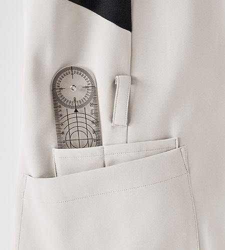 便利な腰ループと小分けポケット