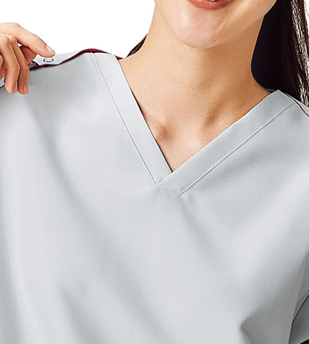 かがんでも見えにくい胸元