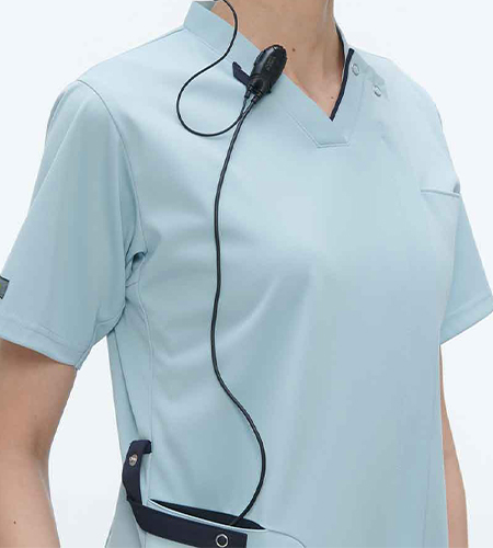 インカムマイクや各種コードをホールド