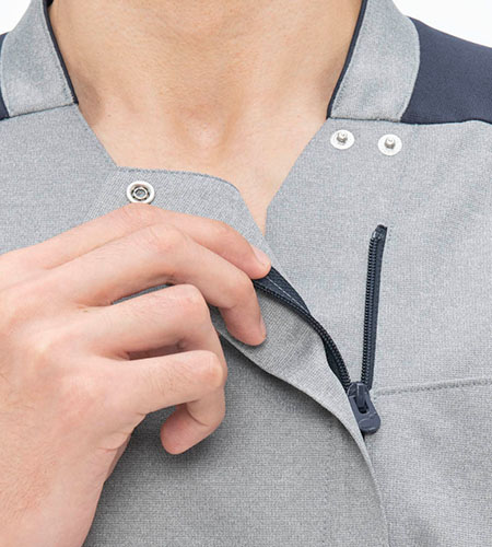 着脱が楽なフロントファスナー