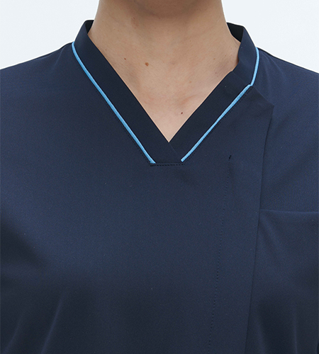 配色テープ入りネックライン