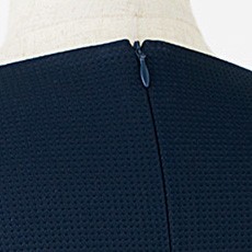 後ろファスナー