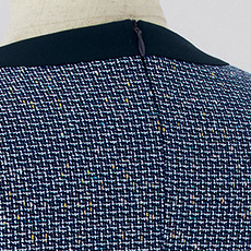 後ろファスナー