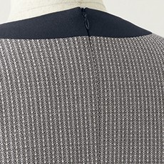 後ろファスナー