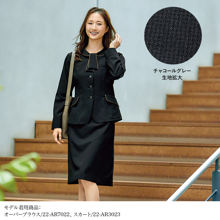 Aラインスカート(22-ar3023)を着用した女性モデル正面画像