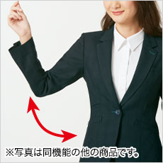 見た目はすっきりなのに、窮屈さがなく動きにアジャストするウエスト仕様です。