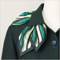 襟下にブローチ用のタブ付き(左右)。ピンによる製品へのダメージを防ぎます。