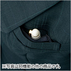 胸ポケット内に、ペンホルダー付き。