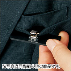 胸ポケットに、収納の邪魔にならない名札ホールも付いています。