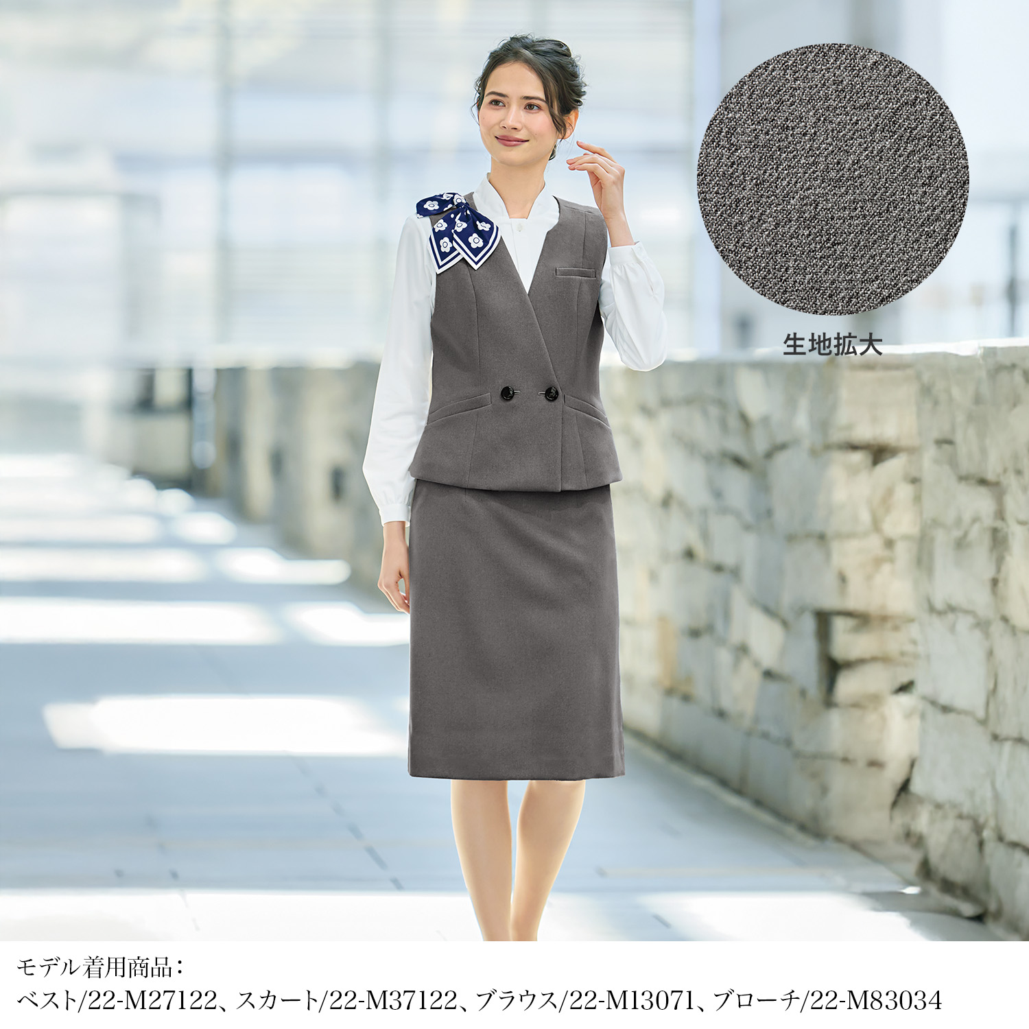 マリークワントの上品なグレーのスカート(22-m37121) を着用した女性モデル正面画像