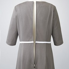 後ろファスナー