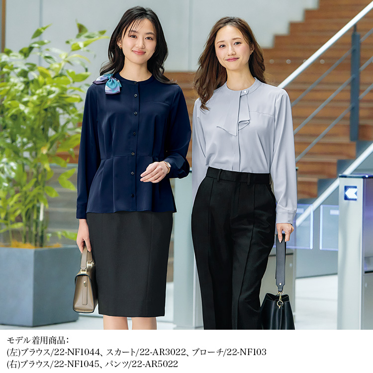 ポリエステルサテンブラウス(22-nf1045)を着用した女性モデル画像