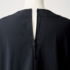 後ろファスナー"