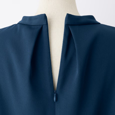 後ろファスナー