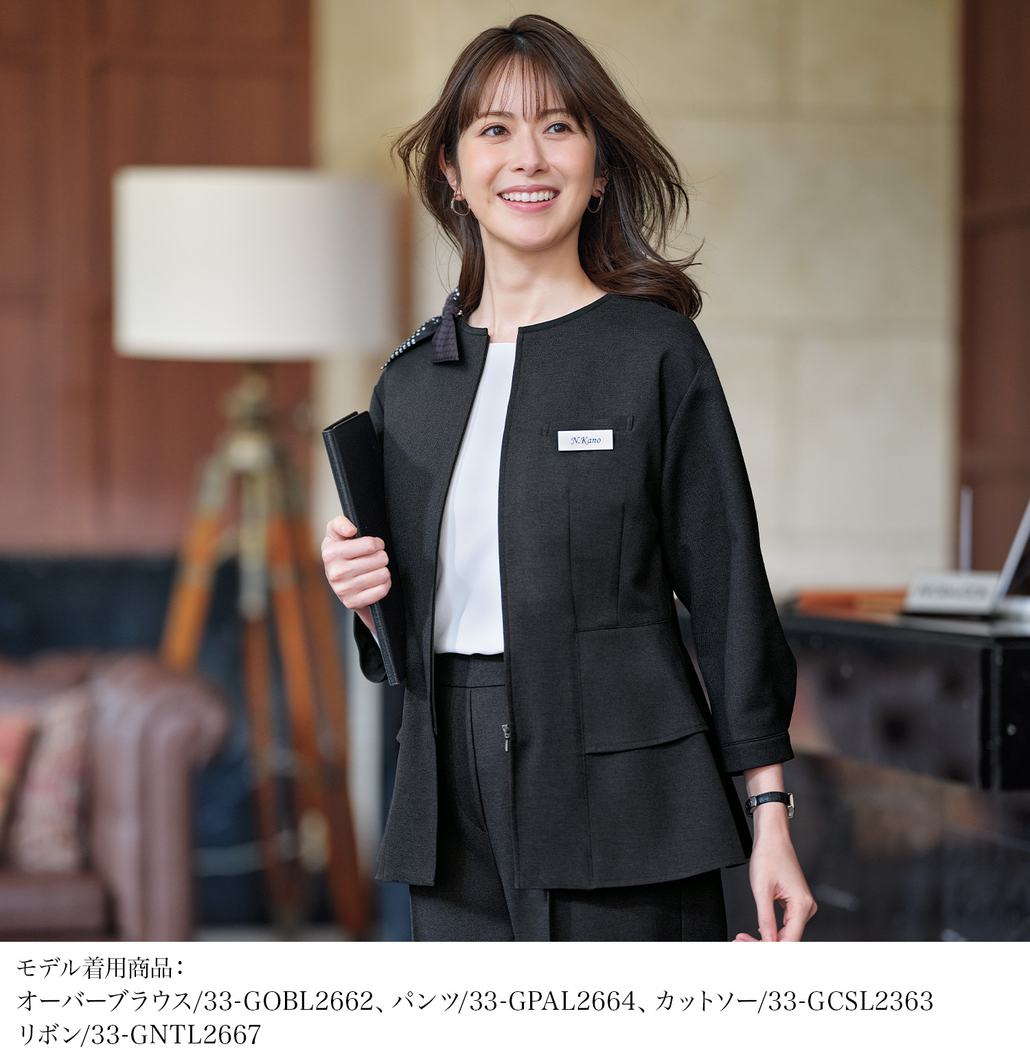 接客向け グレーの七分袖オーバーブラウス(33-gobl2662) を着用した女性モデル正面画像