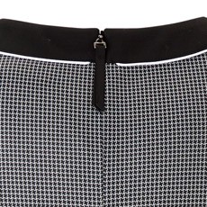 後ろファスナー