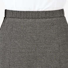 ウエストは後ろゴム