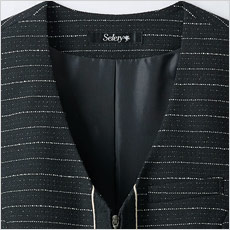 シャープなネックライン