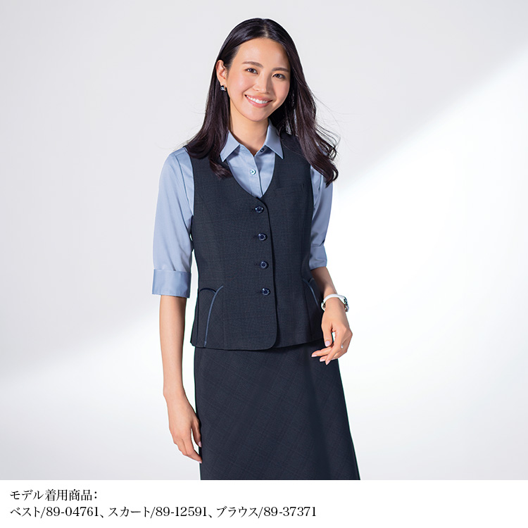 ベスト(89-04761)を着用した女性モデル画像